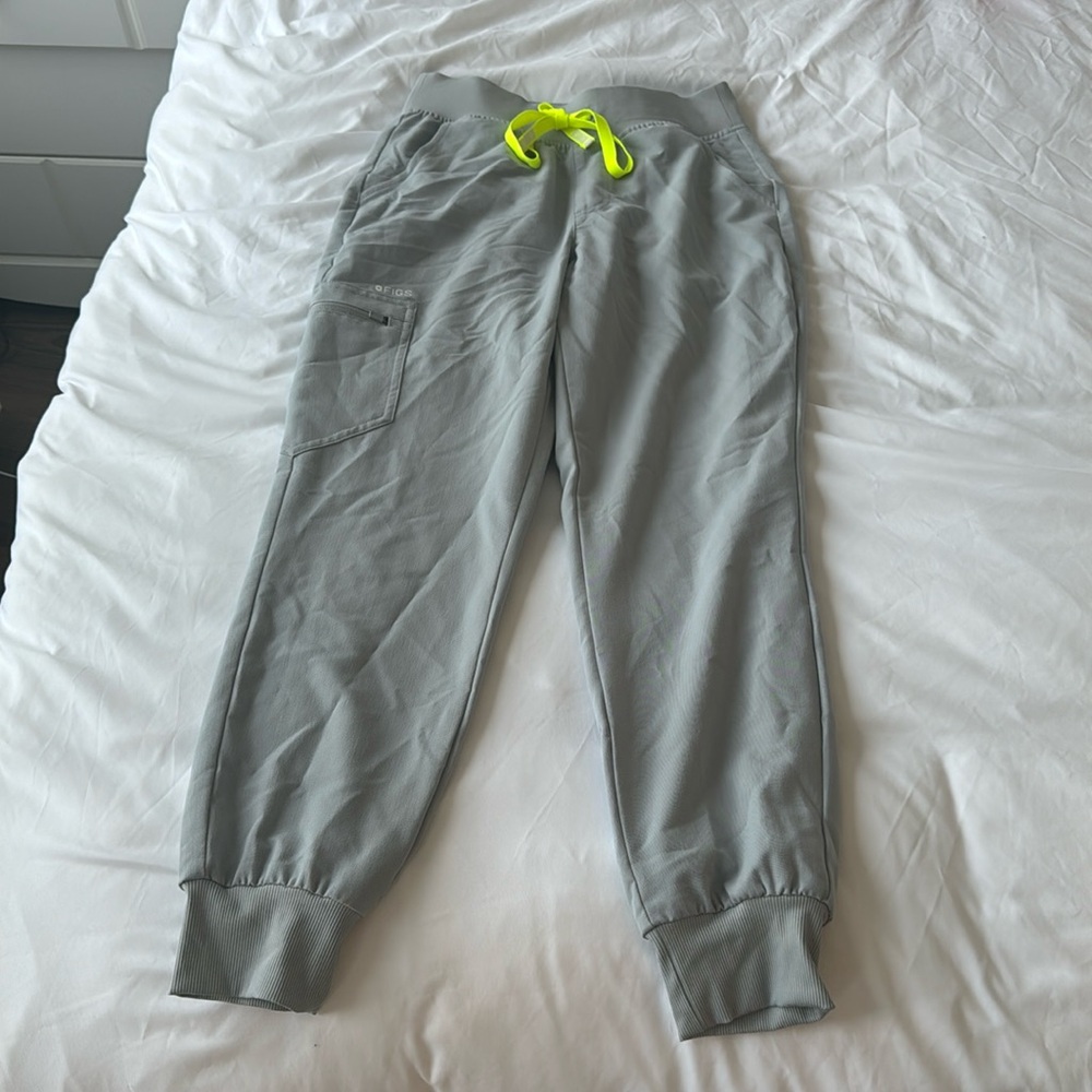 Women’s high waisted Zamora scrub pants small petite- color silver arrows